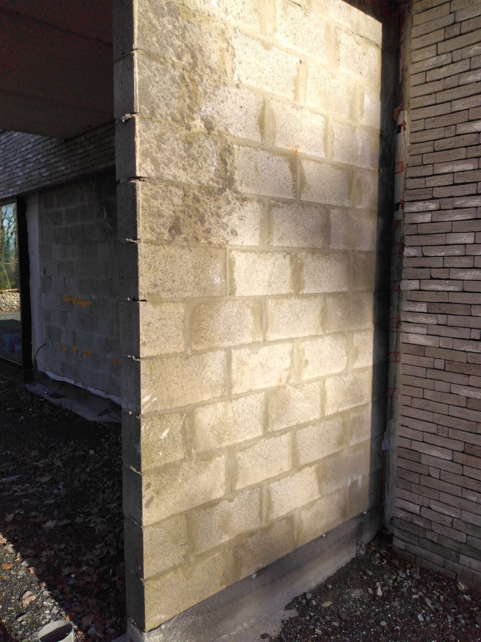 Mur en blocs béton sous auvent, avant l’enduit
