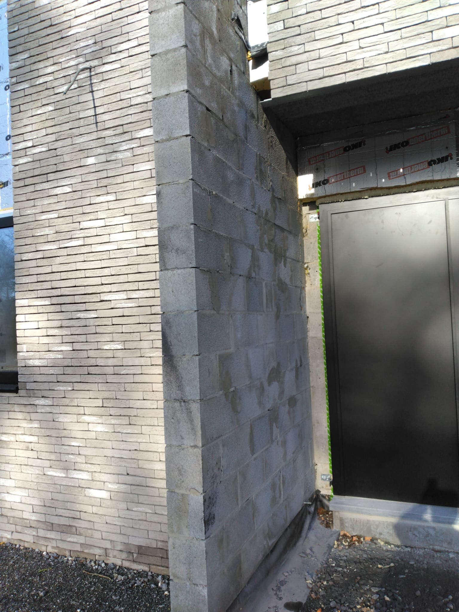 Retour de façade en blocs béton, prêt à enduire, à côté du parement