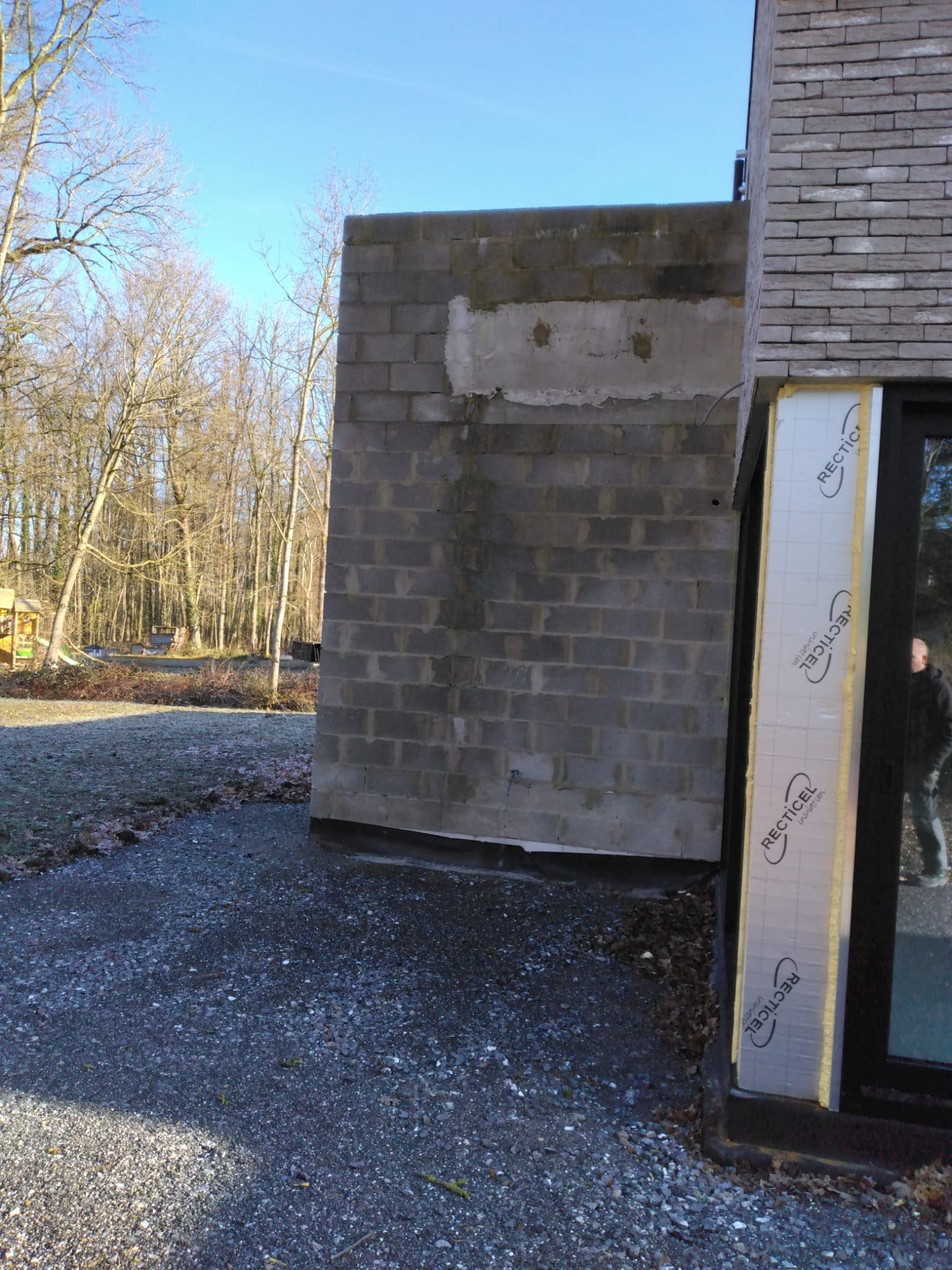 Isolant posé en angle de baie, mur en blocs à enduire