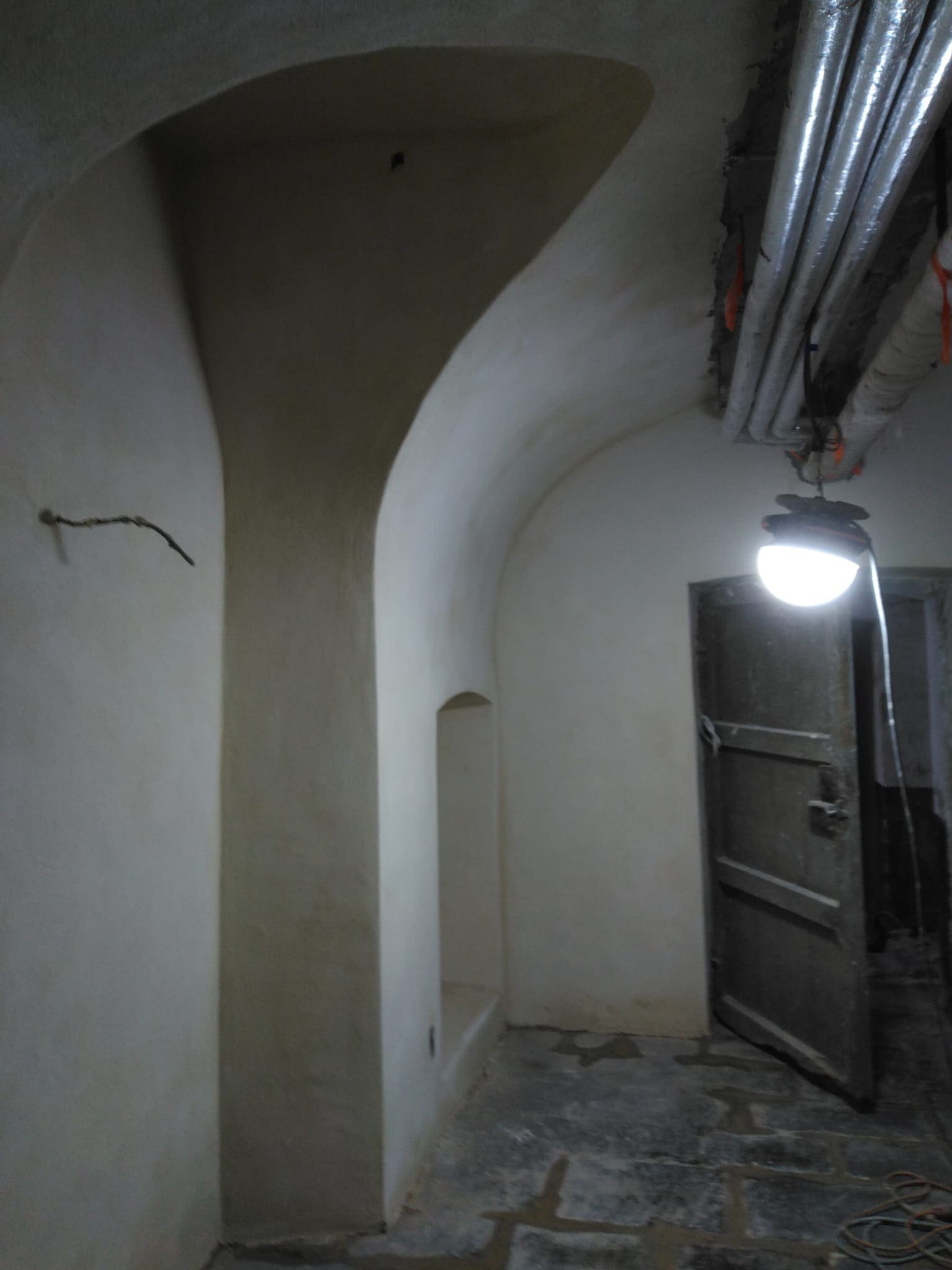 Cave voûtée enduite du sol à la voûte, maison ancienne