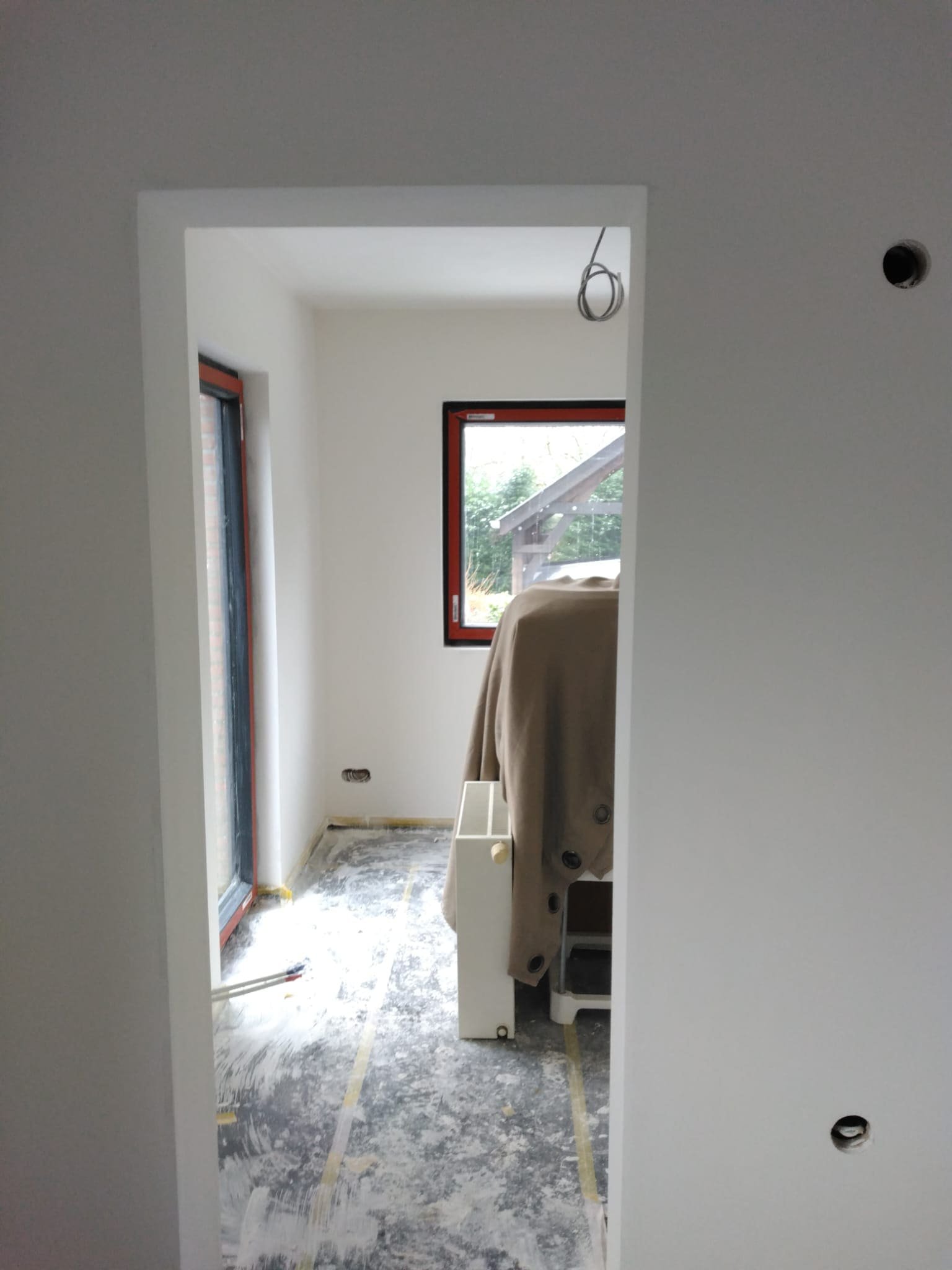 Ébrasement de porte et murs plafonnés, angles nets